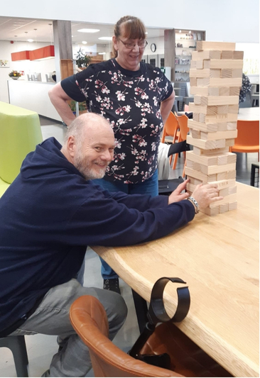 Collega's die een jengatoren bouwen