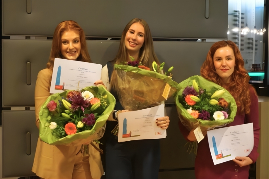 Uitreiking van de Hanneke Schreurs Afstudeerprijs op 10 december 2024, op het stadskantoor Utrecht.