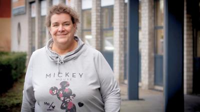 Angela voor het gebouw van UW