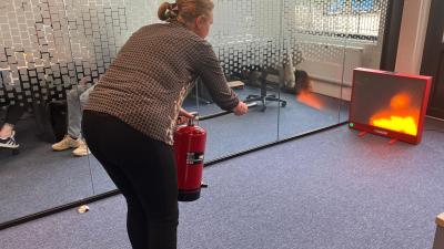Oefenen met een brandje blussen