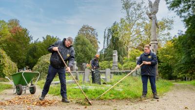 De begraafplaats soestbergen met 3 medewerkers