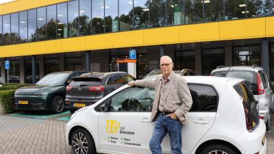 Paul Souverein bij de bedrijfsauto