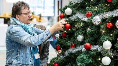Margret bij de jaarlijkse opbouw van de kerstboom
