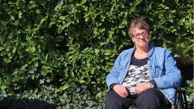 Judith buiten voor de heg