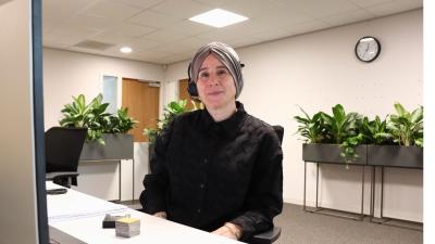Hatice op haar werkplek bij de receptie