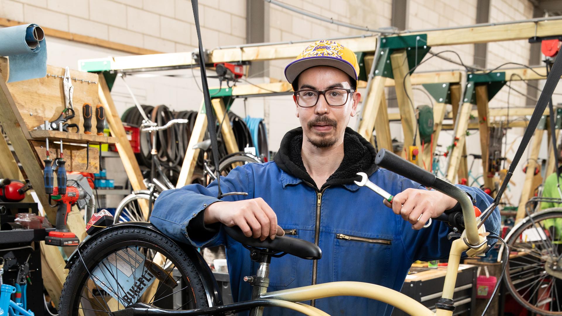 Marvin bij BikeFlip in de werkplaats