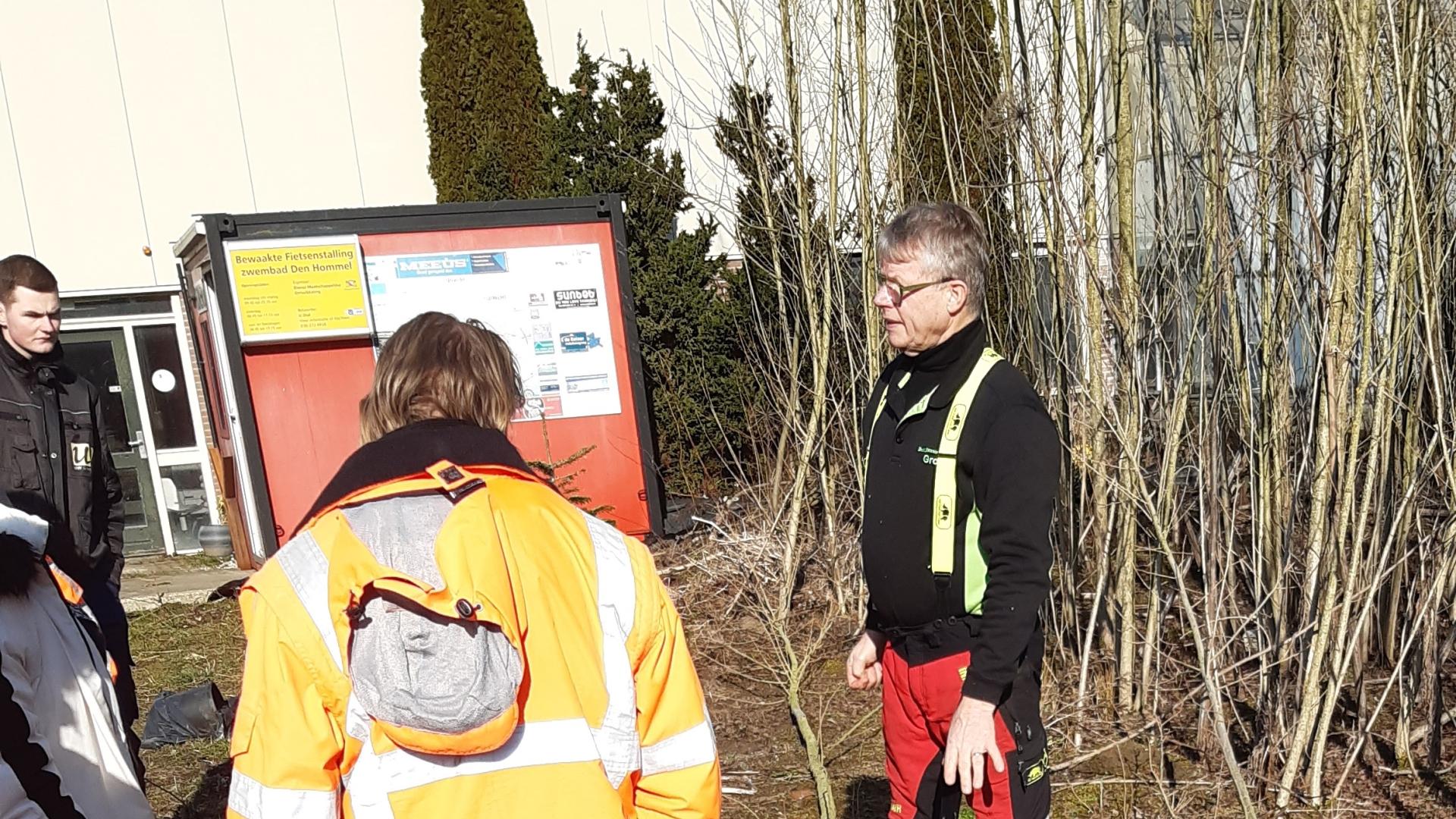 Jos geeft instructie aan de cursisten