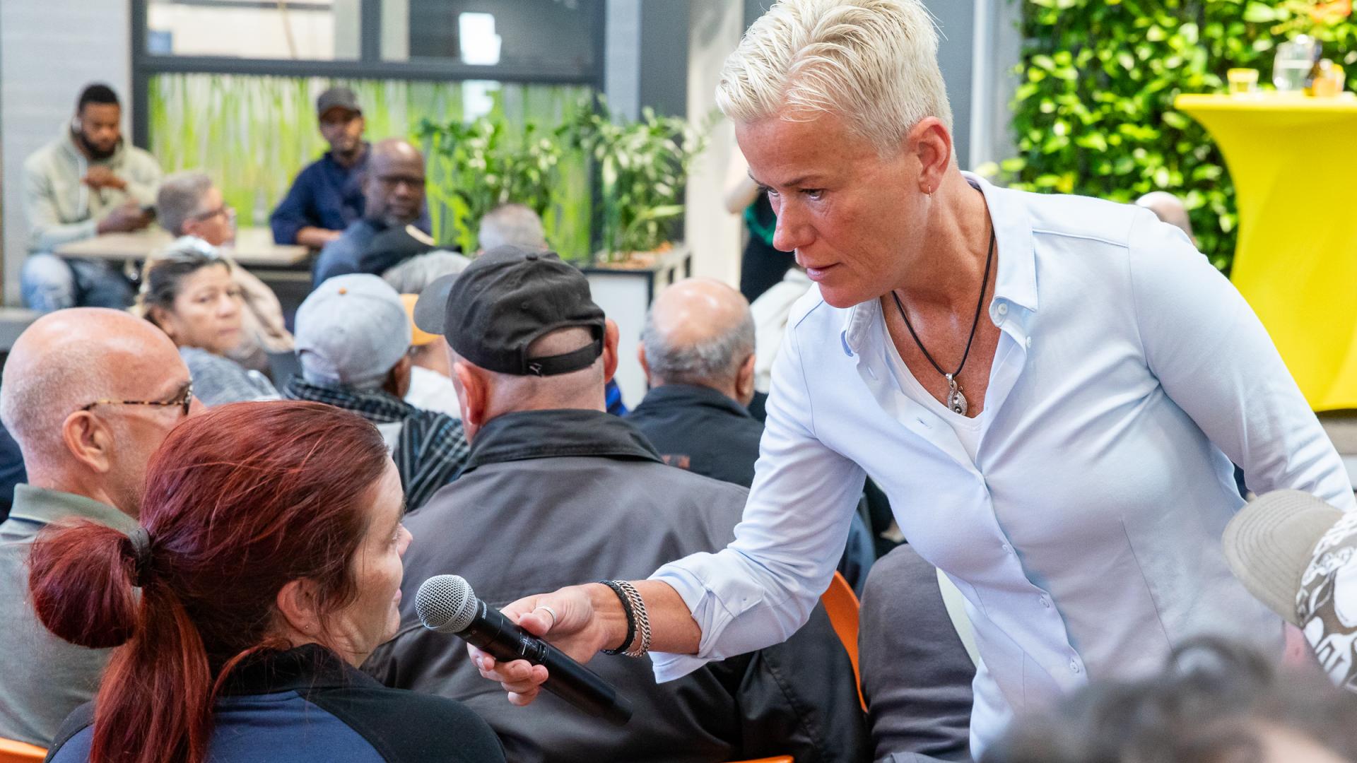 Ellie Lust luistert aandachtig naar de vragen van UW'ers