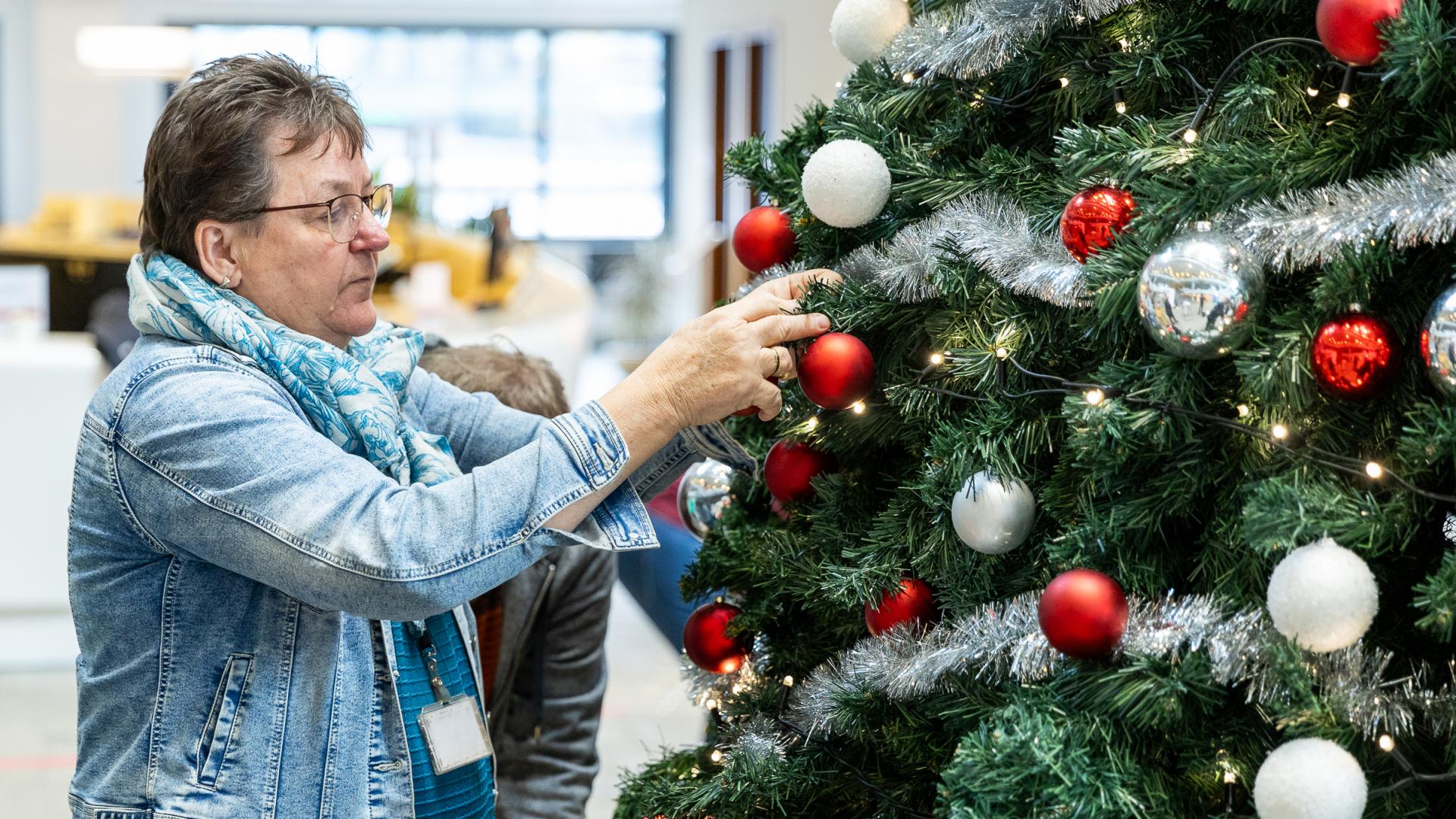 Margret bij de jaarlijkse opbouw van de kerstboom