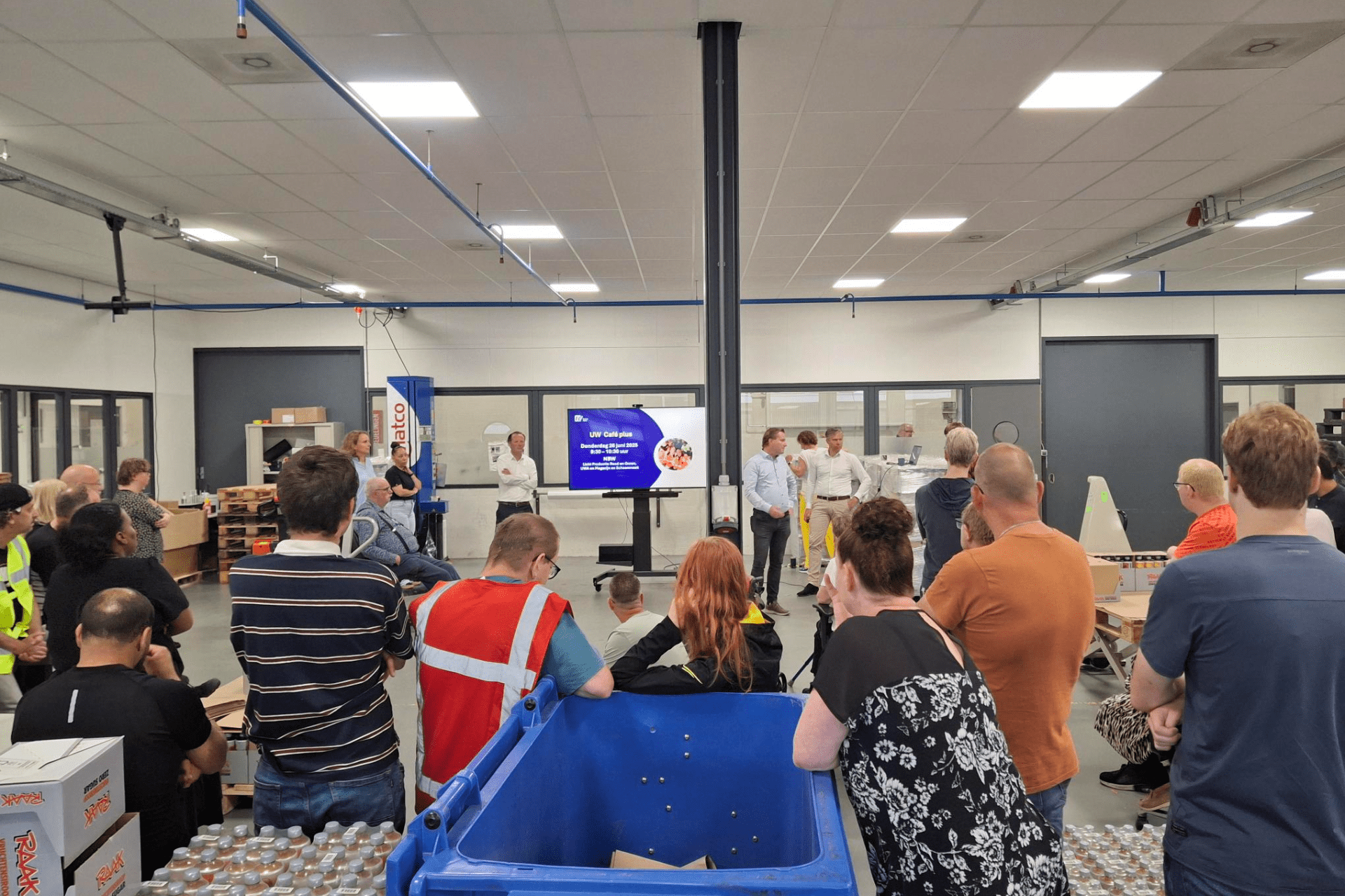 Medewerkers van afdelingen Verpakken bij UW Café plus