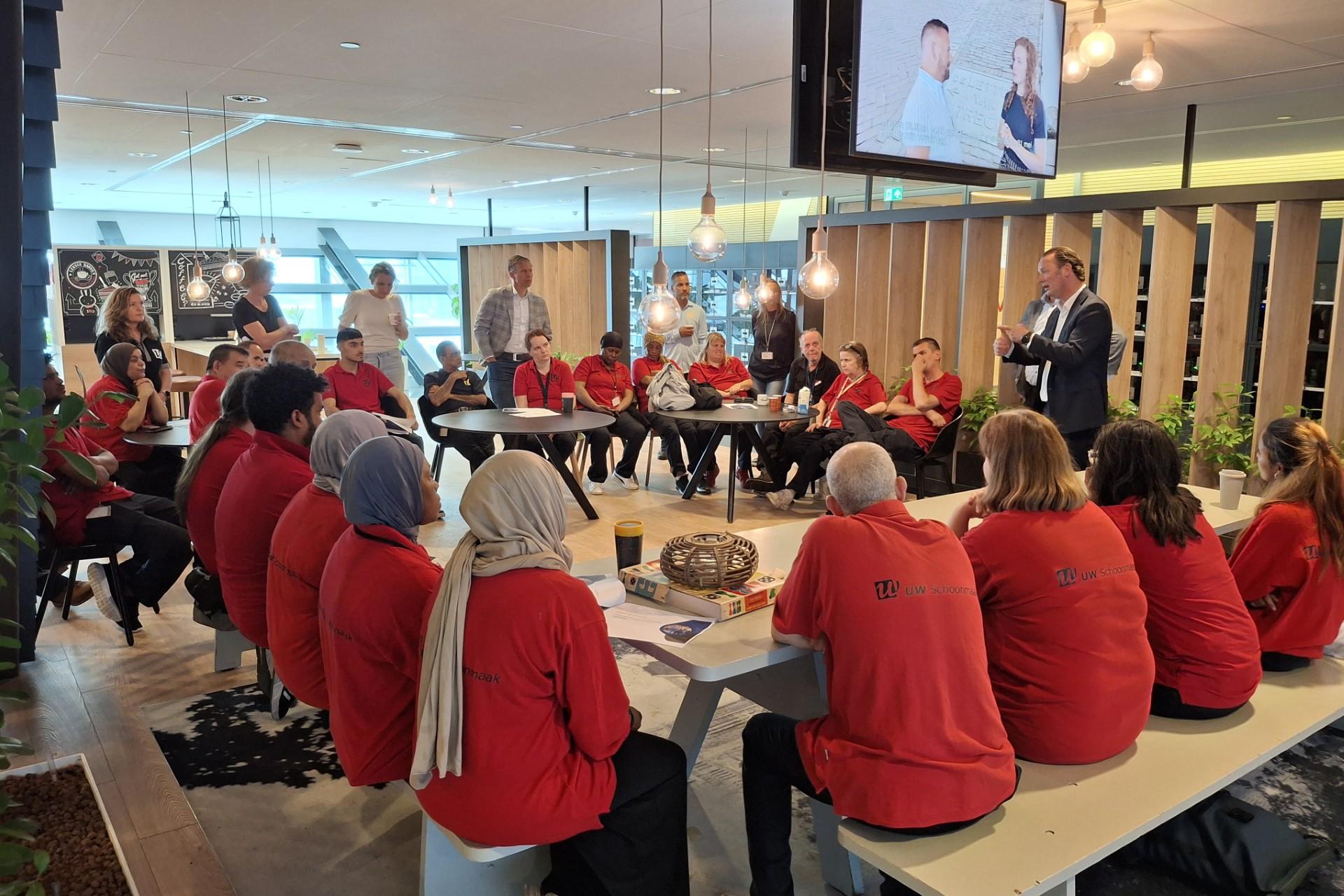 De collega's van schoonmaak op het stadskantoor tijdens het UW Café plus