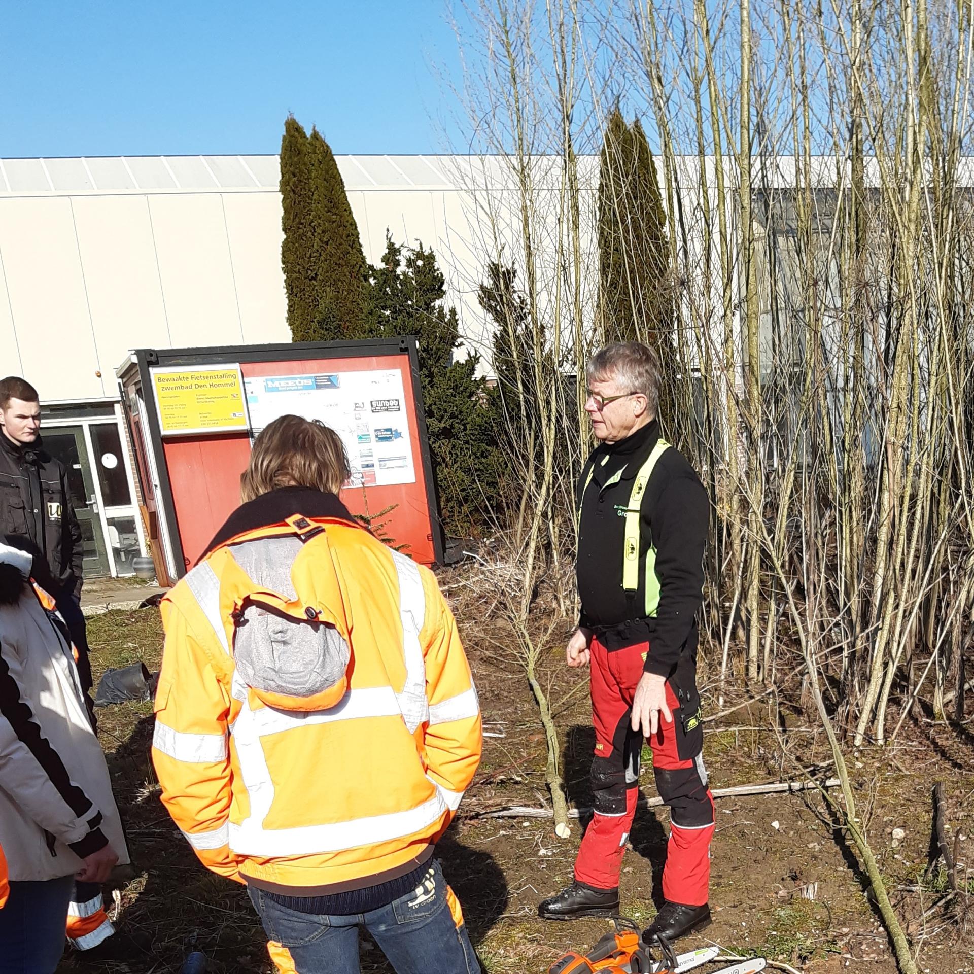 Jos geeft instructie aan de cursisten