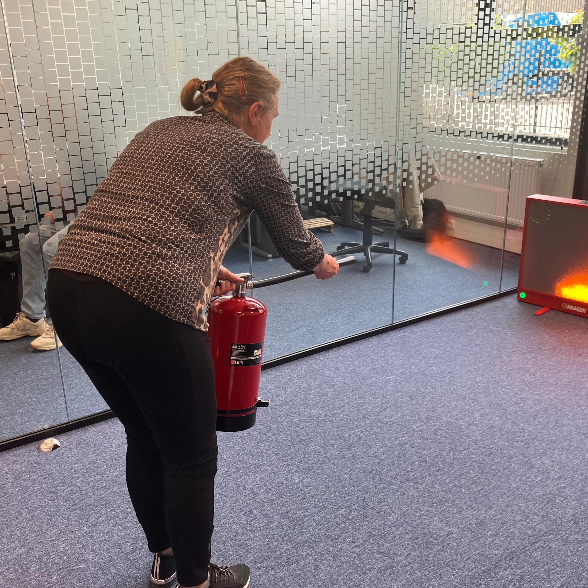 Oefenen met een brandje blussen