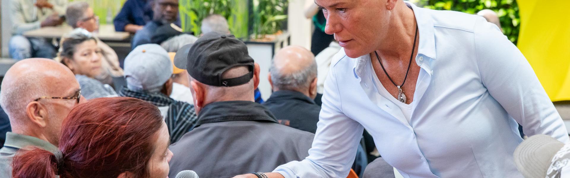 Ellie Lust luistert aandachtig naar de vragen van UW'ers