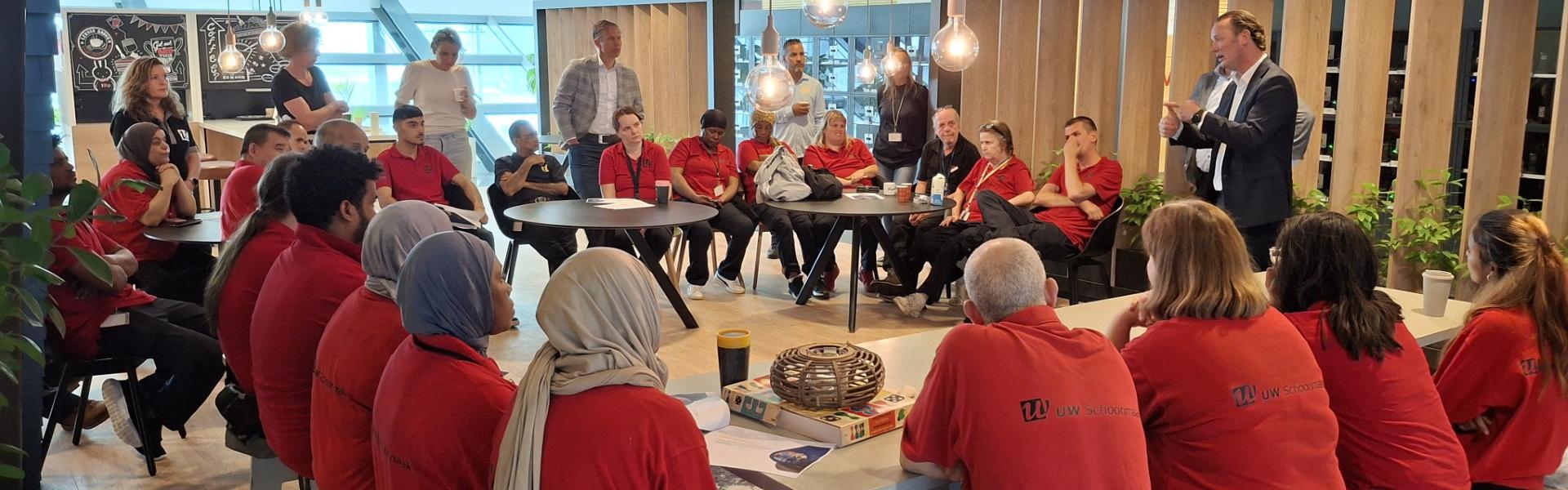 De collega's van schoonmaak op het stadskantoor tijdens het UW Café plus