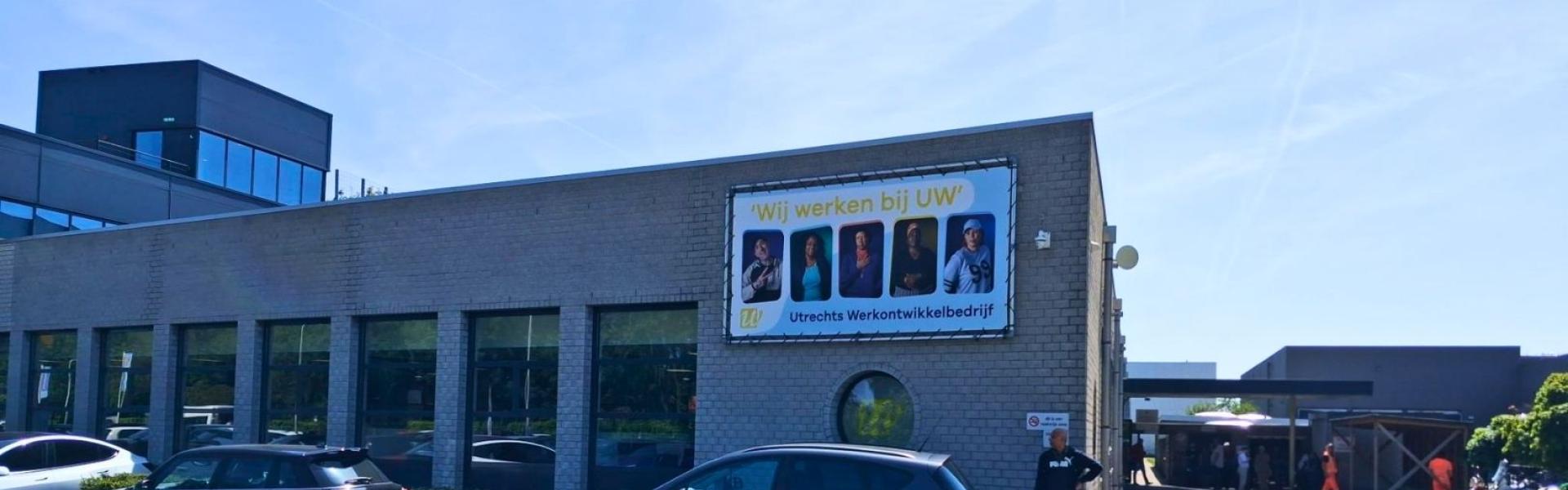Het spandoek op de gevel op de Niels Borhweg 121