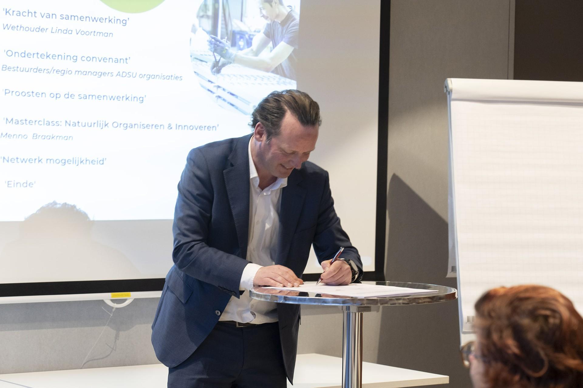 Sjoerd van het Erve tekent het convenant van de ADSU