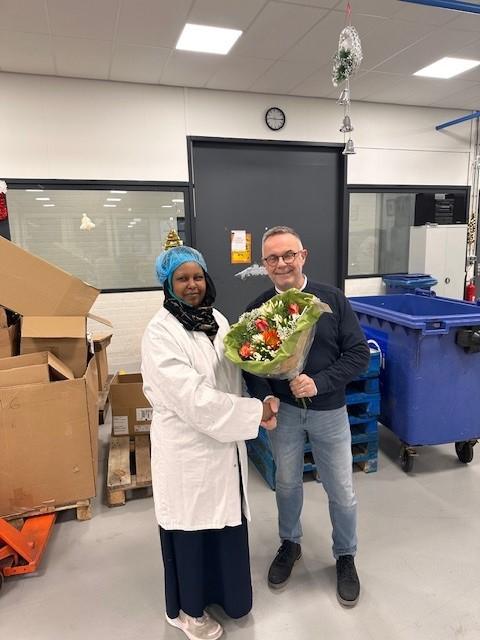 Amina krijgt bloemen omdat ze in dienst komt bij UW
