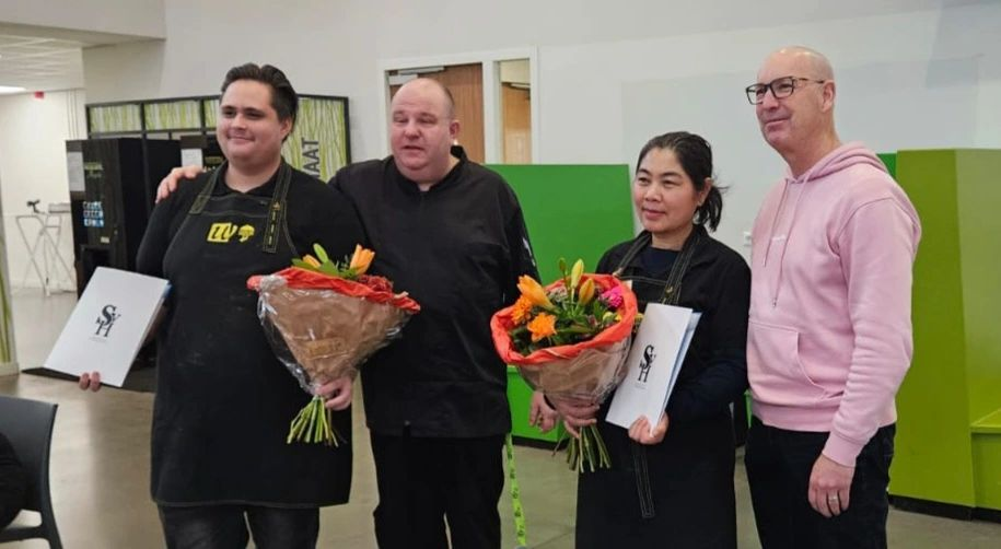 Jordy en Susu ontvangen hun diploma keukenassistent