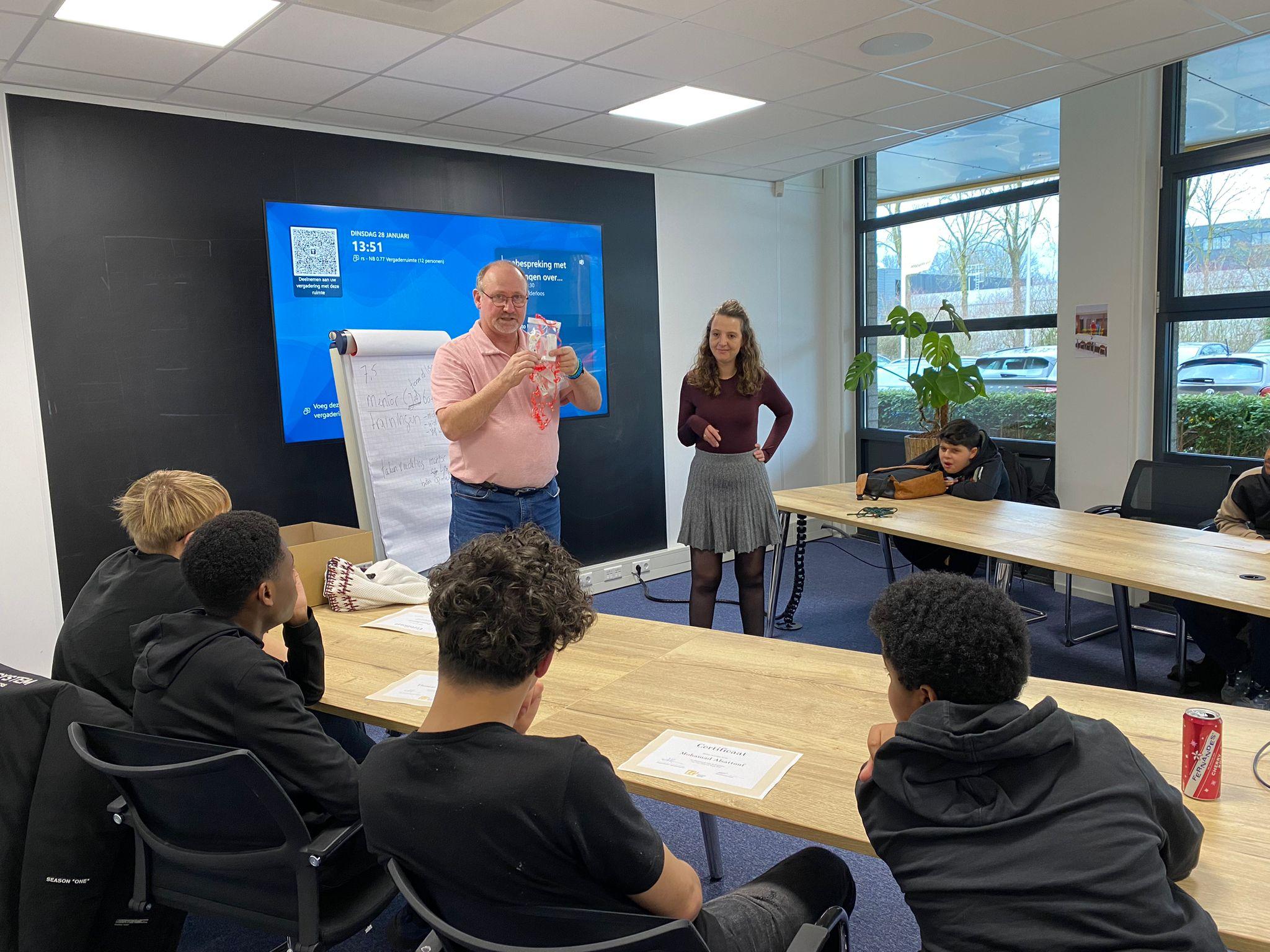 De groep stageleerlingen van STIP krijgen een certificaat