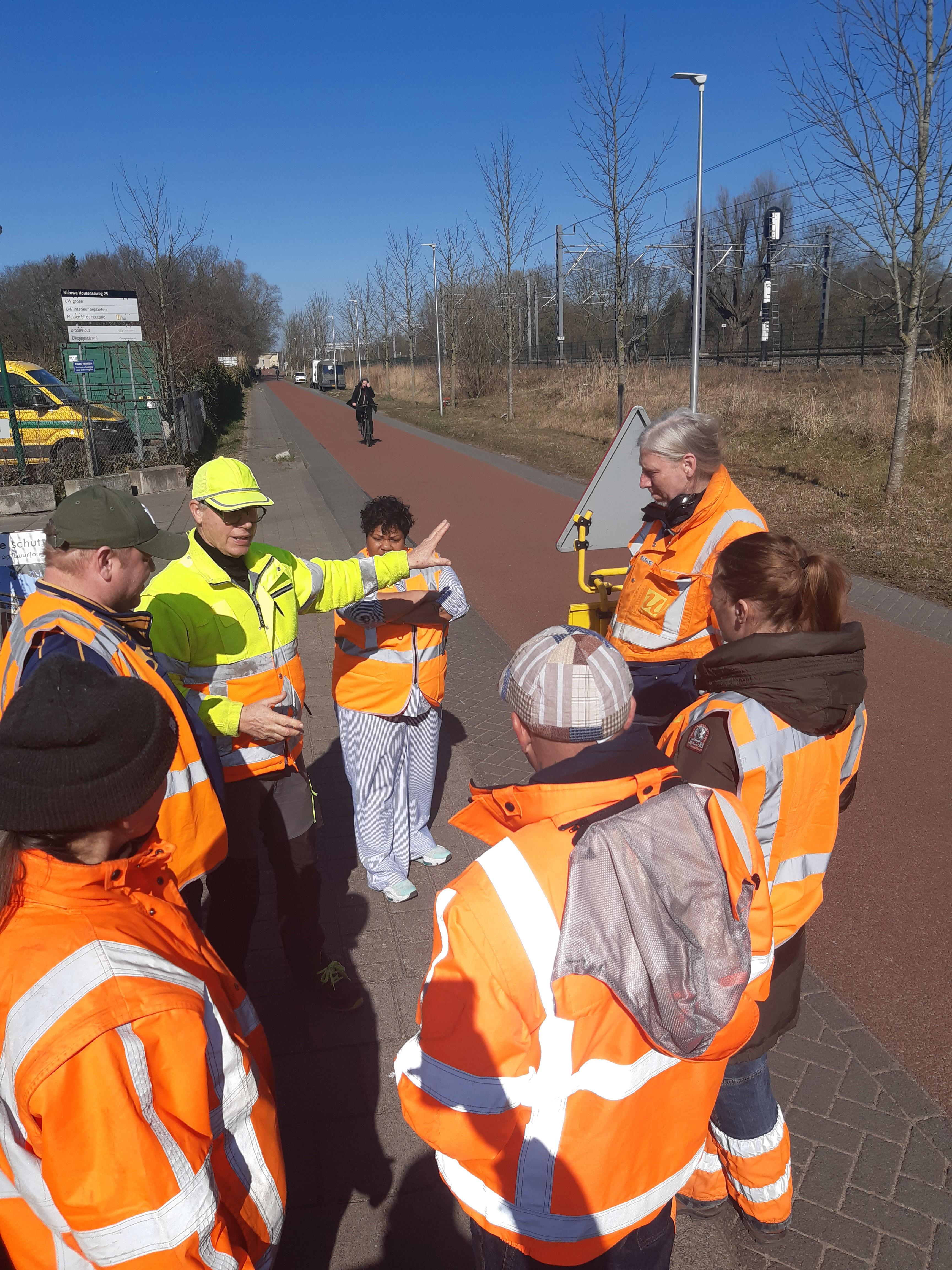 Veilig weg - mensen met oranje veiligheidsjassen