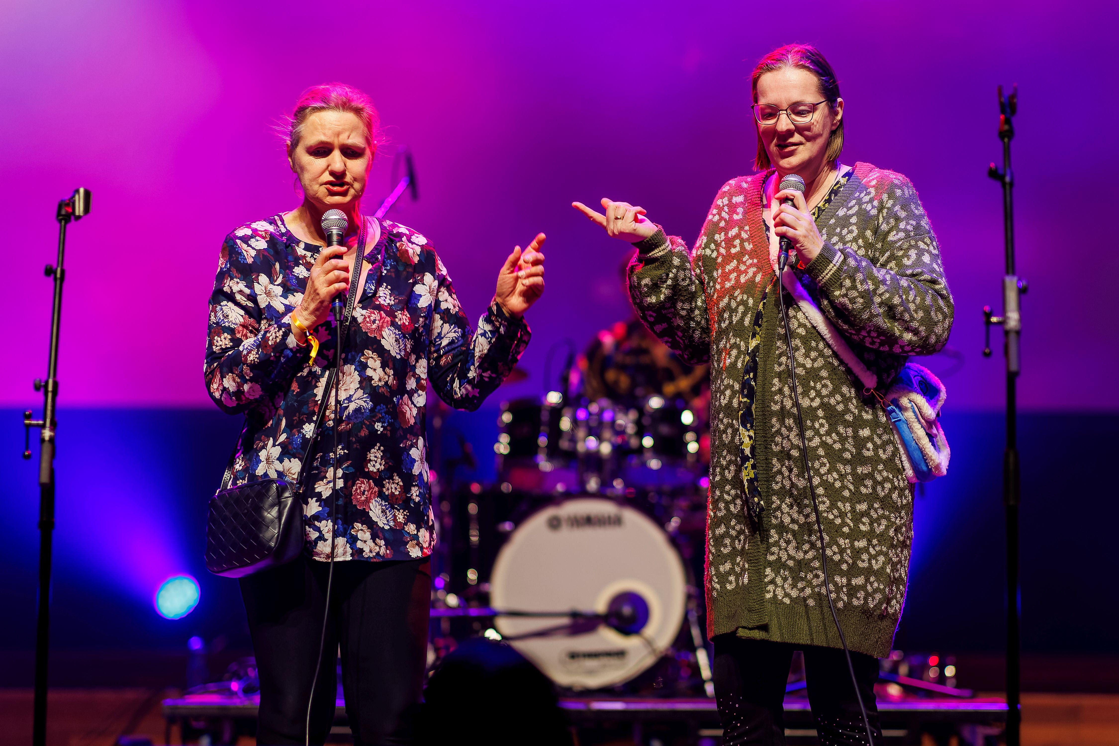 Danielle en Trijnie op de Fuif