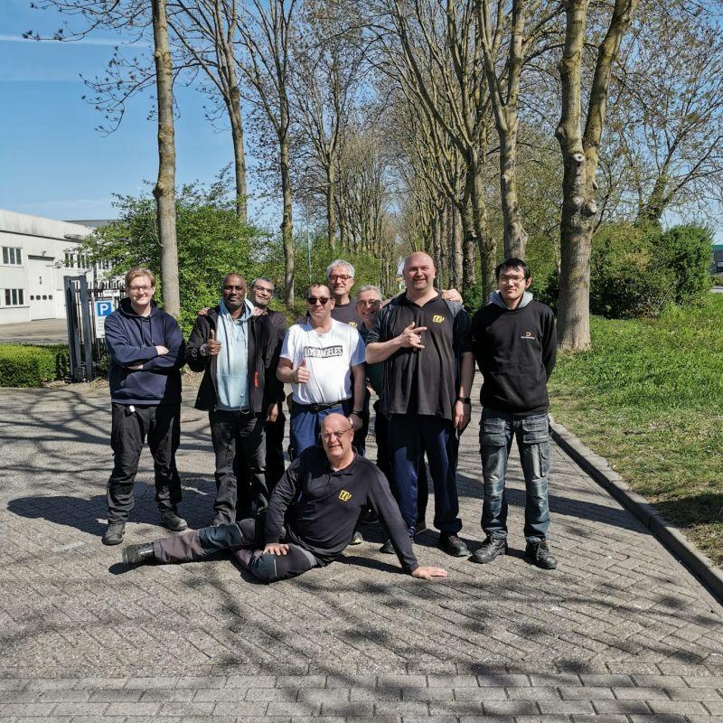 Een groep UW'ers aan het wandelen tijdens de wandel tijdens je werk-week