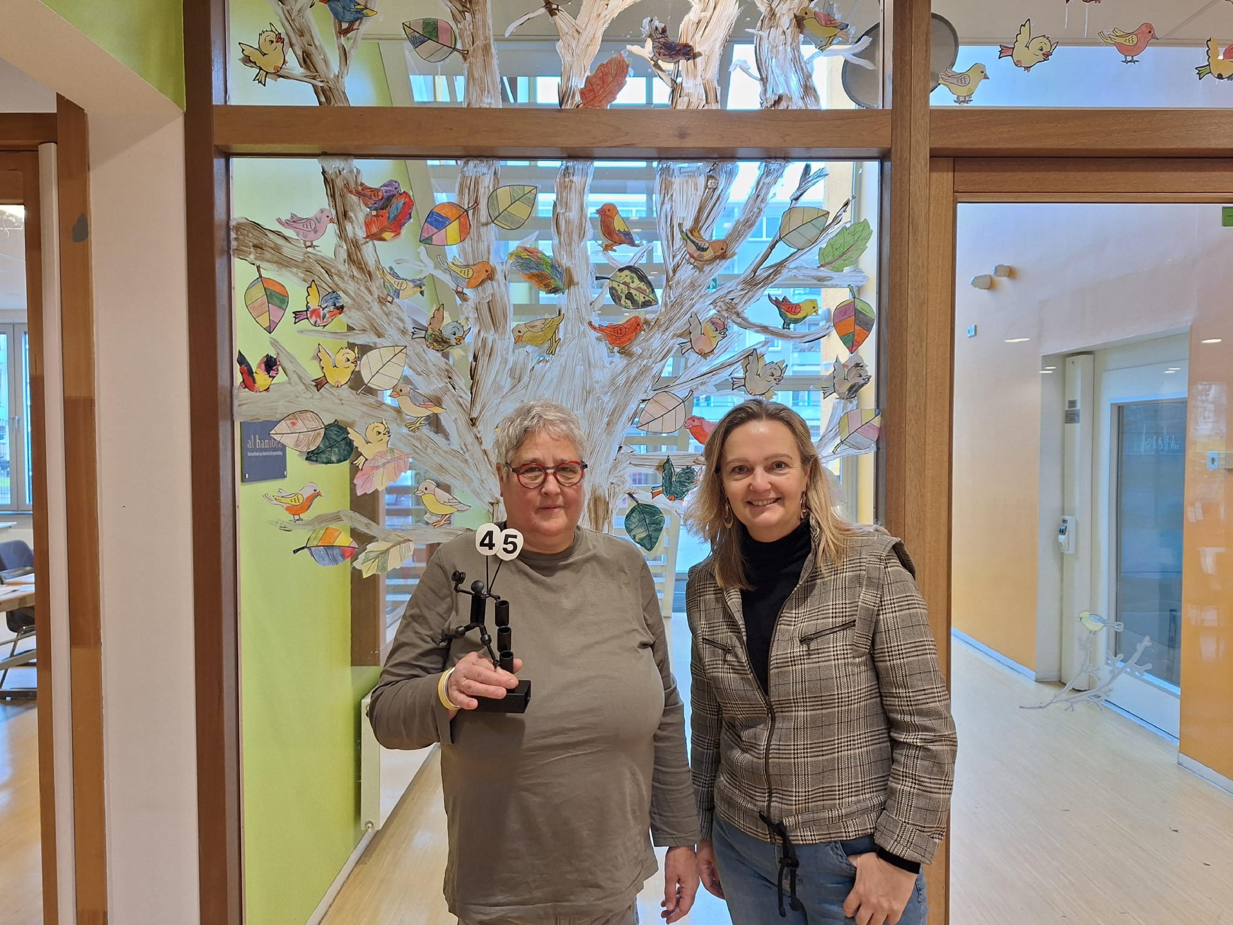 Irma Keijser wordt gefeliciteerd met haar jubileum