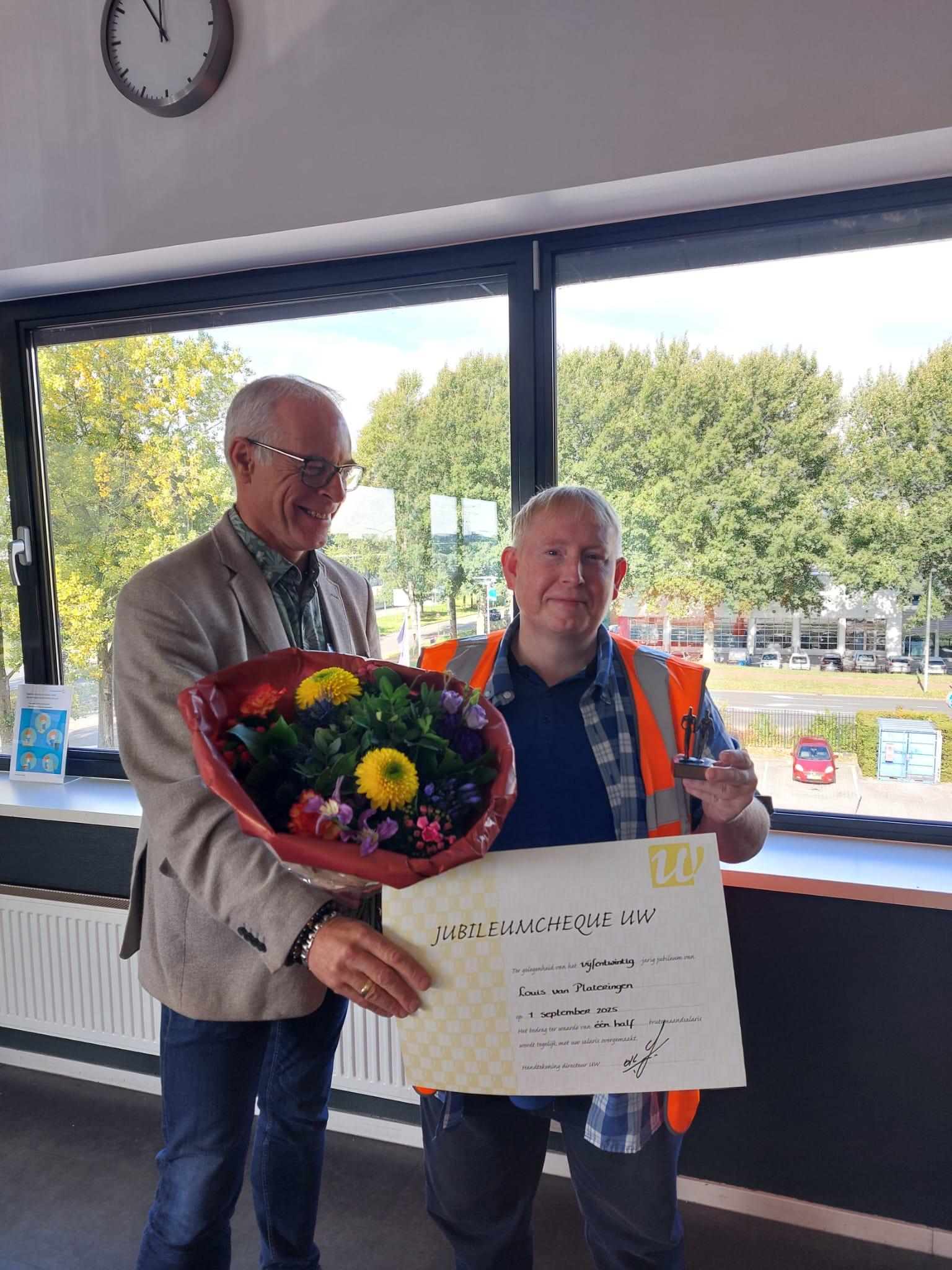 Louis van Plateringen ontvangt zijn cheque