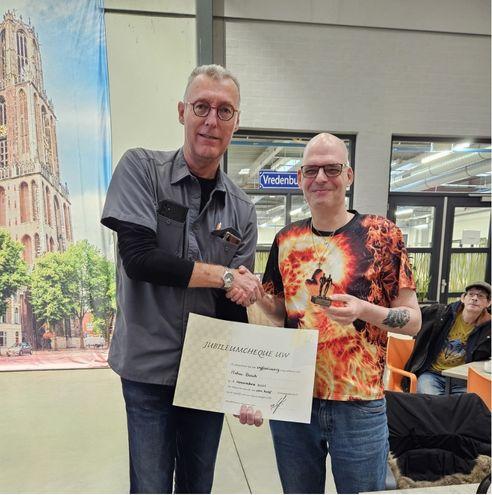 Robin Bosch ontvangt zijn felicitatie