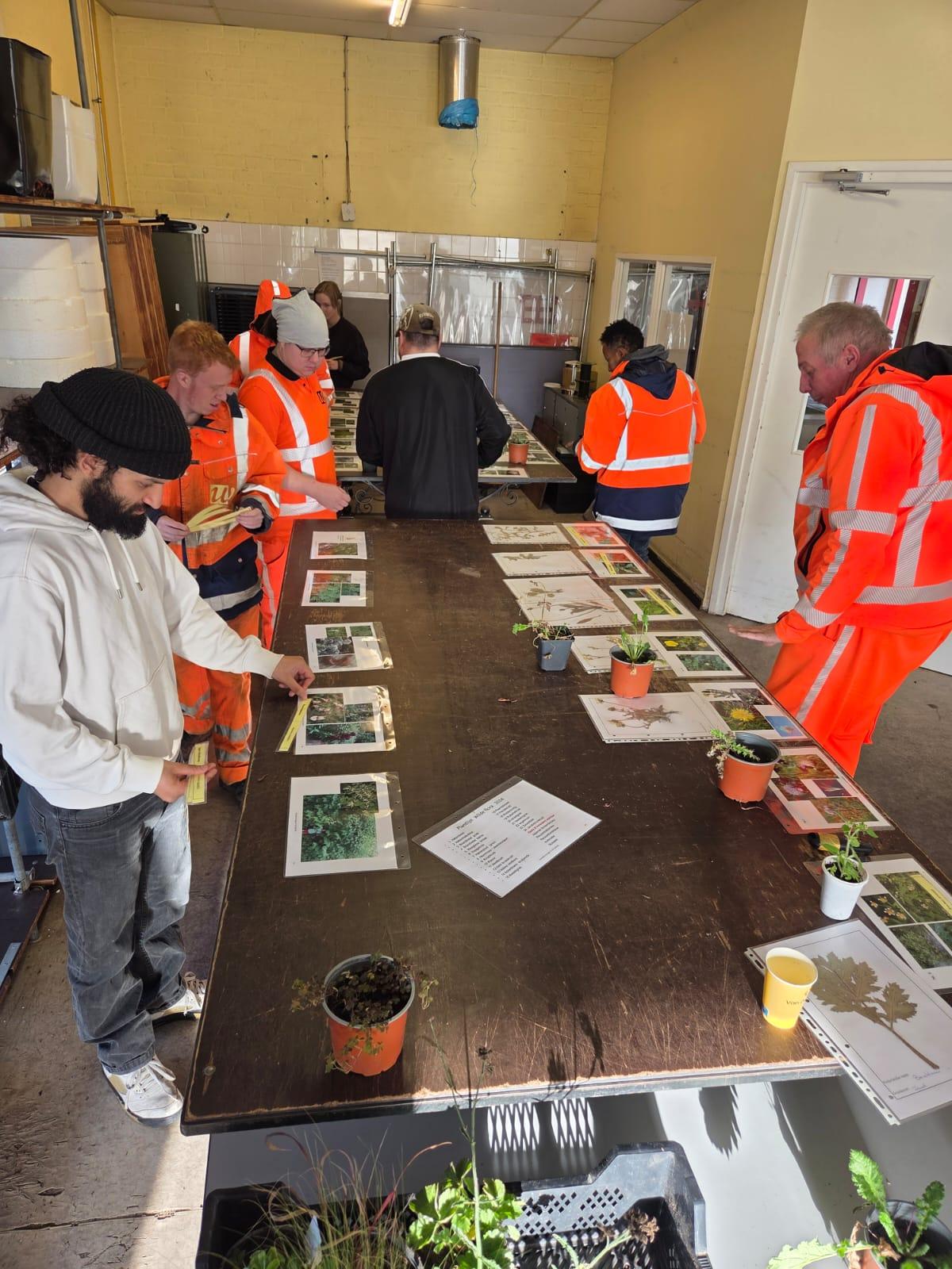 Een tafel vol lesmateriaal