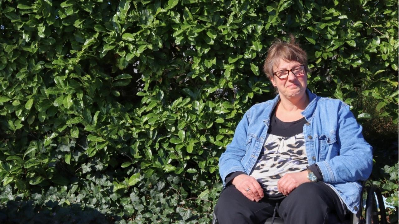 Judith buiten voor de heg