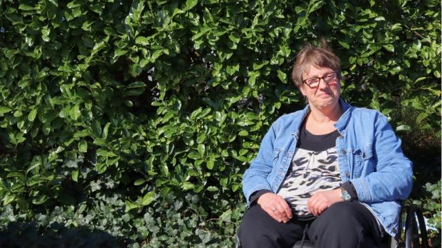 Judith buiten voor de heg